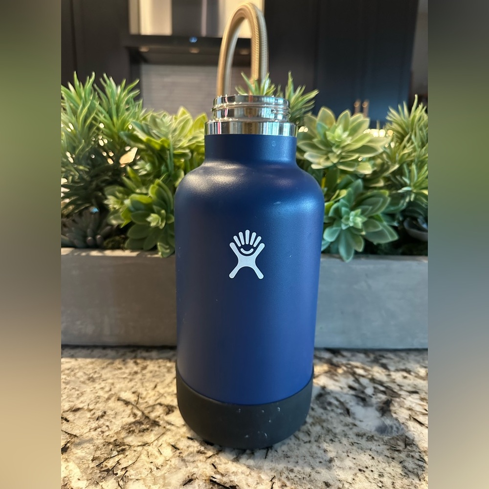 Hydro Flask Deep Navy Wide-Mouth Bottle with Black Base